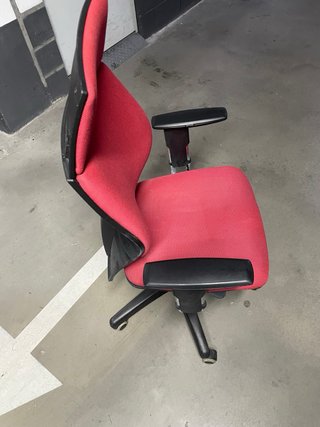 Silla de oficina ergonómica roja
