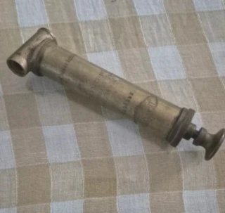 Irrigador antiguo de latón