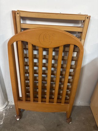 Cuna de madera con osito y luna