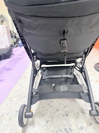 Cochecito Cybex Libelle Negro y un Bolso Cybex