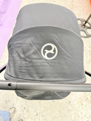 Cochecito Cybex Libelle Negro y un Bolso Cybex