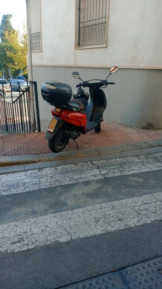 Piaggio Typhoon 50cc Scooter Negra y Roja
