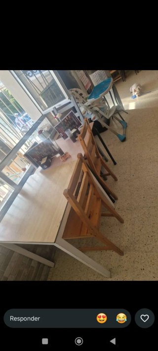 Sillas de madera y mesas