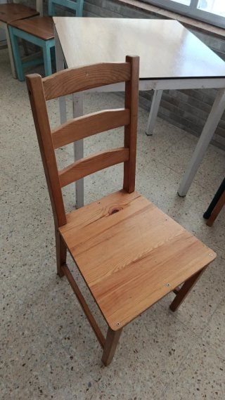 Sillas de madera y mesas