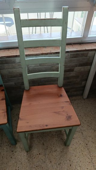 Sillas de madera y mesas