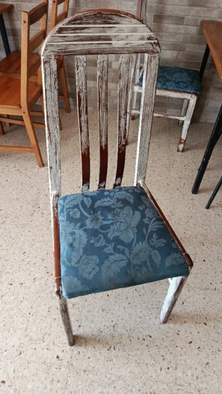 Sillas de madera y mesas