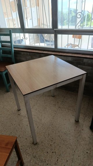 Sillas de madera y mesas
