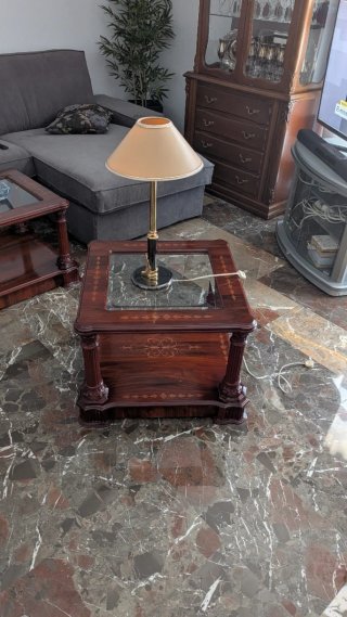 Mesa de centro clásica de madera y auxiliar