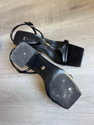 Sandalias Zara tacón bajo punta cuadrada negras