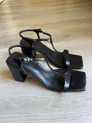 Sandalias Zara tacón bajo punta cuadrada negras