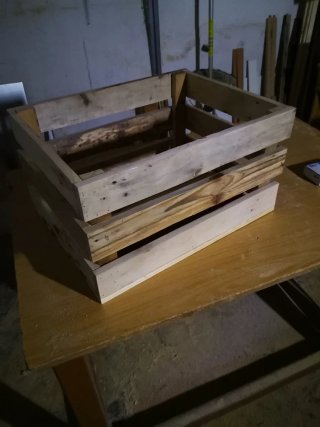 Cajas de madera y estantería de palets