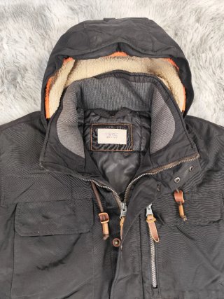 Chaquetón Negro con Capucha