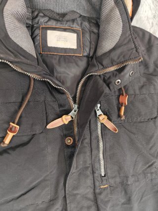 Chaquetón Negro con Capucha