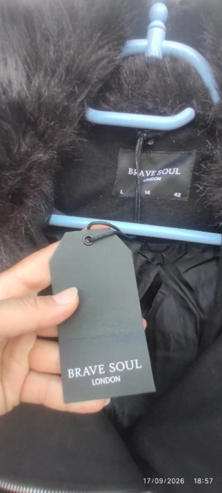 Abrigo negro con cuello de pelo talla M