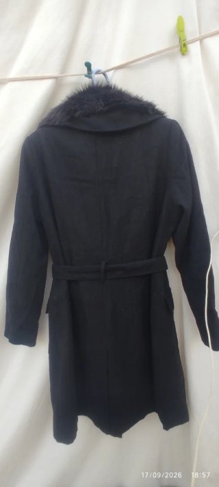 Abrigo negro con cuello de pelo talla M