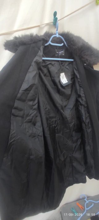 Abrigo negro con cuello de pelo talla M
