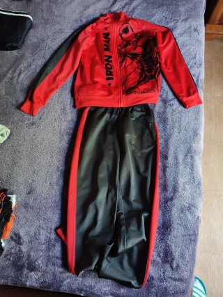 Chándal Marvel Iron Man Rojo y Negro talla 14 años