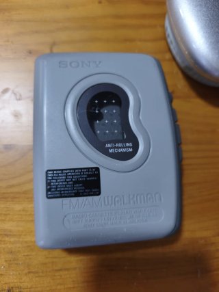 Walkman Sony Plateado con Auriculares