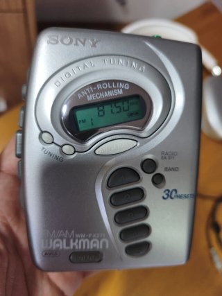Walkman Sony Plateado con Auriculares