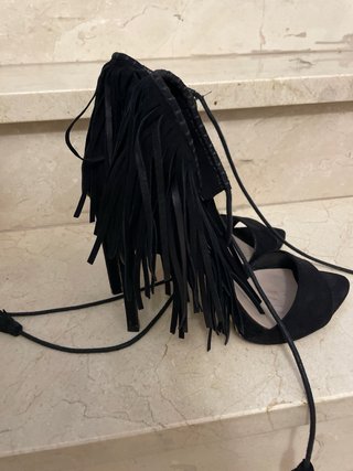 Sandalias negras con flecos y cordones