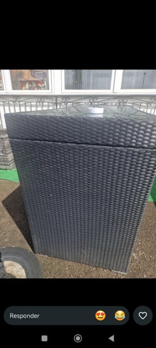 Mesa de jardín con sillas