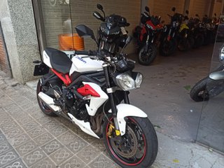TRIUMPH STREET TRIPLE 675