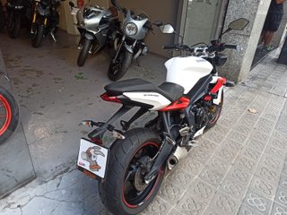 TRIUMPH STREET TRIPLE 675