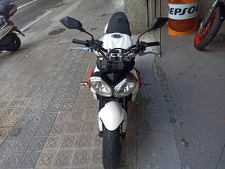 TRIUMPH STREET TRIPLE 675