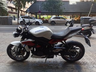 TRIUMPH STREET TRIPLE 675