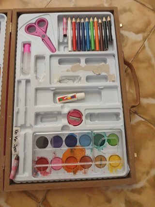Caja de Colores y Material de Dibujo