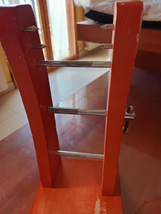 JAMONERO DE MADERA ROJO VERTICAL "QUID"