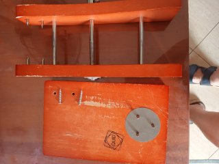 JAMONERO DE MADERA ROJO VERTICAL "QUID"