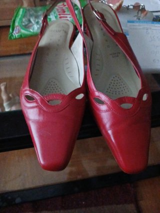 Zapatos y cartera rojos
