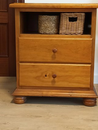 Mueble de madera maciza color miel