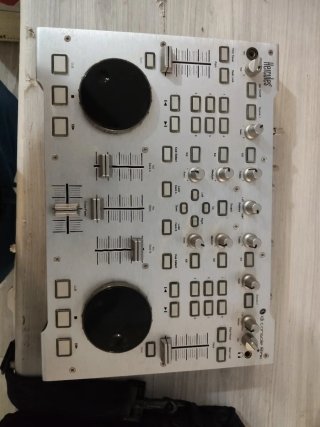 Controladora DJ Hercules DJ Console RMX