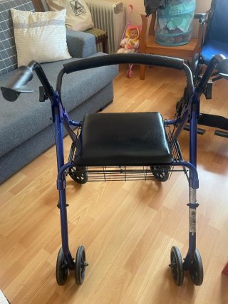 Andador azul con asiento y cesta