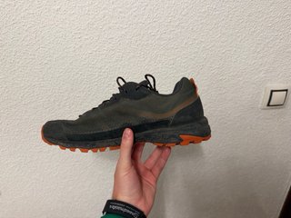 Zapatillas de montaña Millet verdes y naranjas