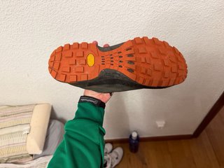 Zapatillas de montaña Millet verdes y naranjas