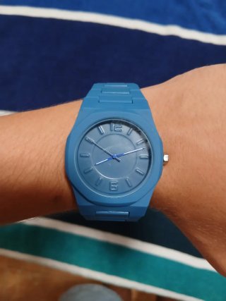 Reloj azul con un muy claro parecido a un ap