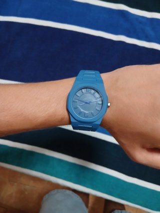 Reloj azul con un muy claro parecido a un ap