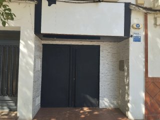 Puerta metálica negra