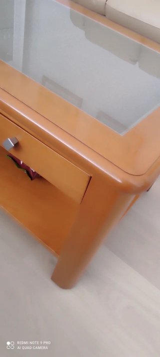 Mesa de comedor y auxiliares de madera y cristal