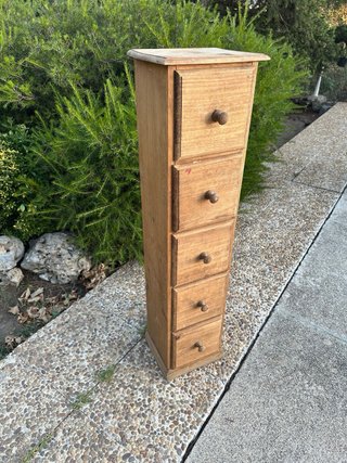 Mueble de madera rústico con cajones