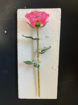 Rosa de cristal decorativa rosa con tallo dorado