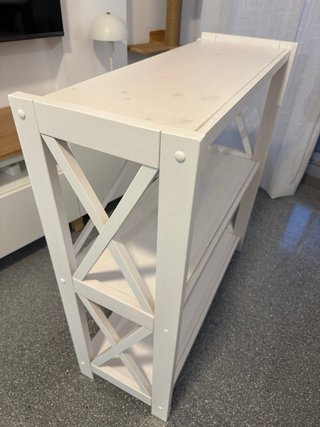 Estantería de madera blanca