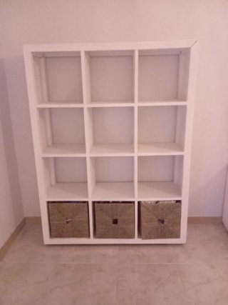 Estantería modular blanca con cestas