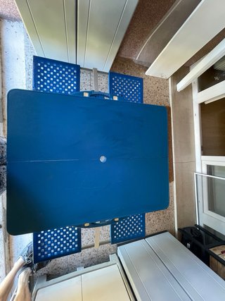 Lote de 2 alfombras, 2jamoneros, mesa camping, etc