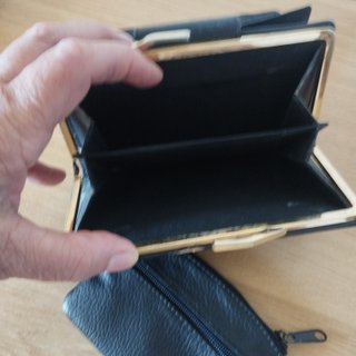 Cartera de piel negra