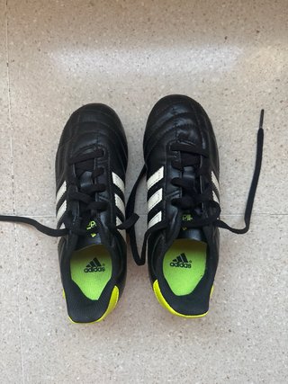 Botas de fútbol Adidas negras y amarillas