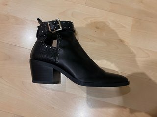 Botines Negros con Tachuelas